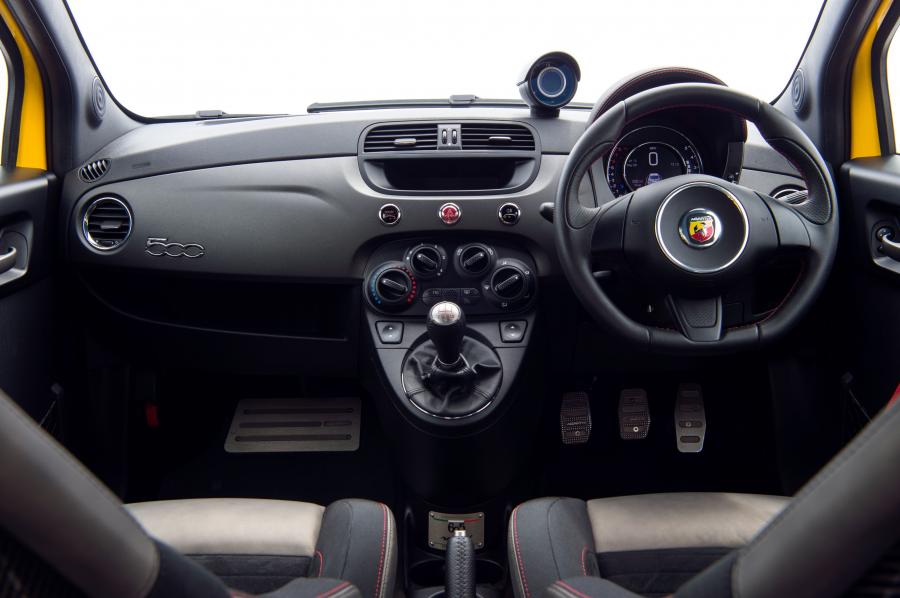 Торпедо Abarth 695 Biposto Record (312) 2015 года  (UK) (фото 7 из 31)